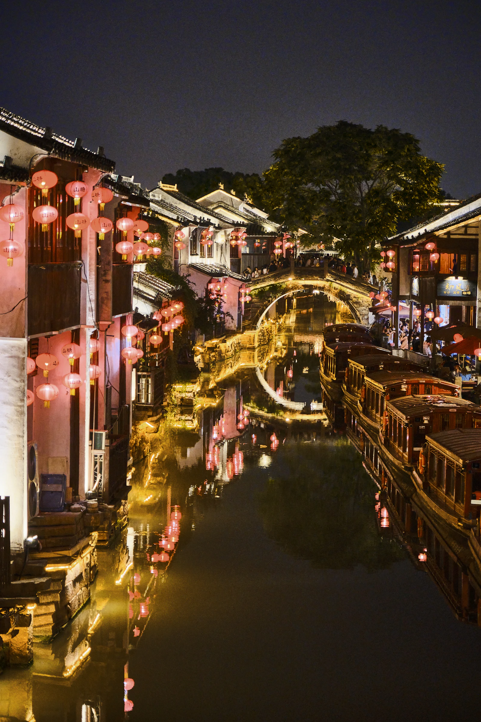夜色中的水巷与灯火